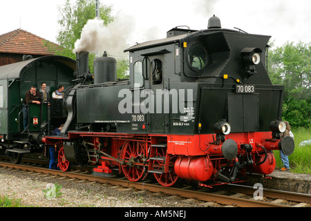 Historischen Dampfzug einen Wagen schieben Stockfoto