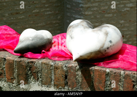 Kleine und große steinerne Herz auf net Spitze, Dekoration Stockfoto