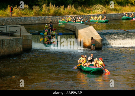 Rafting in der Nähe von Krumau, Cesky Krumlov auf der Moldau, Böhmen, Tschechien Stockfoto