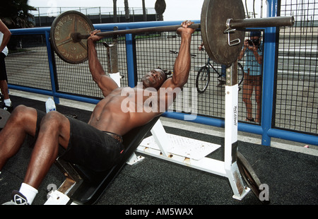 Bodybuilder training am Muscle Beach, Venice Beach, Venice, Los Angeles, Kalifornien, USA Stockfoto