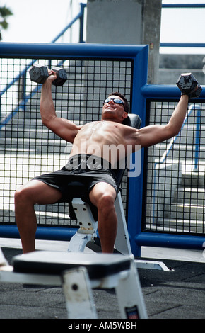 Bodybuilder training am Muscle Beach, Venice Beach, Venice, Los Angeles, Kalifornien, USA Stockfoto