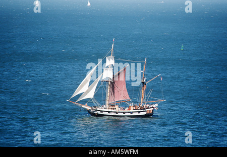 Yacht segeln vor der Küste von San Francisco, San Francisco, Kalifornien, USA Stockfoto