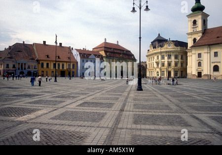 Rumänien, Siebenbürgen, Sibiu, Piata Mare mit Brukenthal National Museum, Banca Agricola und römisch-katholische Kathedrale Stockfoto