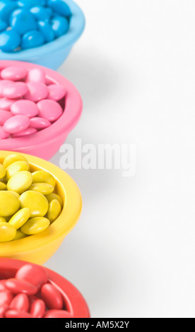 Reihe von vier Schüsseln gefüllt mit Bonbons Stockfoto