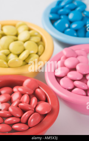 Nahaufnahme der vier Schalen mit Süßigkeiten gefüllt Stockfoto