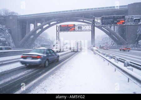 Autos im Wintersturm und Neuschnee auf Route 80 95 in Fort Lee New Jersey aus New York City-NY Stockfoto