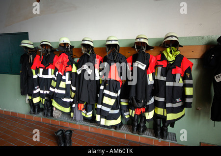 Jacken und Helme aus der Feuerwehr Stockfoto