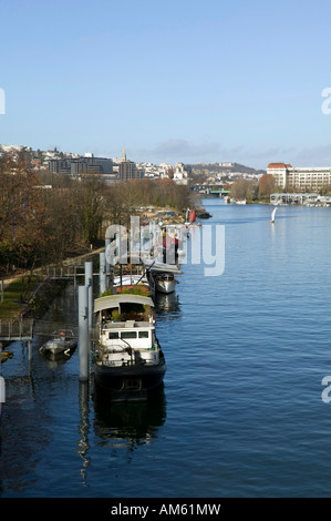 Lastkähne verwendet als Häuser vor Anker auf der Seine bei Paris Frankreich 1. Dezember 2007 Stockfoto