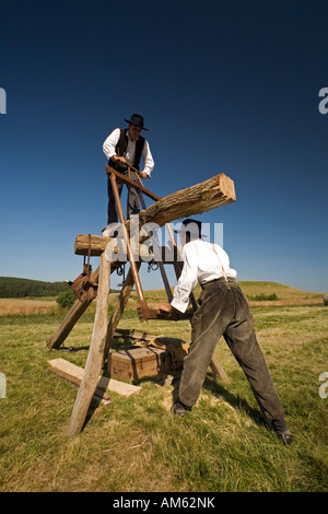 Grube Waldarbeiter bei der Arbeit (Puy-de-Dôme - Frankreich). Scieurs de lange in Aktion (Puy-de-Dôme 63 - Frankreich). Stockfoto