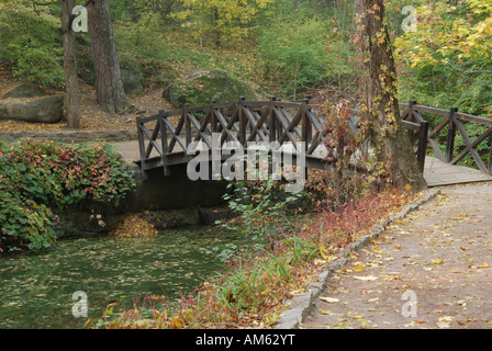 Holzbrücke in Sofijivsky Park, Uman, Ukraine Stockfoto