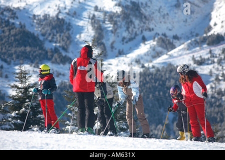 Massive Anwesenheit der Skifahrer zum Skigebiet La Molina in La Cerdnaya. Catalunya, Katalonien, Spanien. Stockfoto