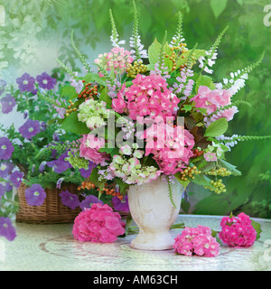 Studio arrangiert bunten Blumenstrauß Blumenstrauß aus Weiß und Rosa hortensie Blumen in einer Vase auf einem grünen Pastelltönen Hintergrund Stockfoto