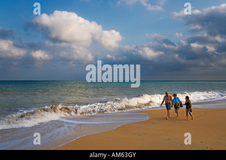 Ältere Menschen Fuß auf den Strand von Peniscola, Costa Azahar, Spanien, Europa Stockfoto