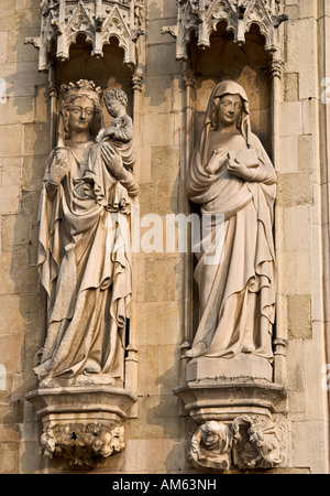 Statuen auf dem mittelalterlichen Rathaus von Brügge, Flandern, Belgien Stockfoto