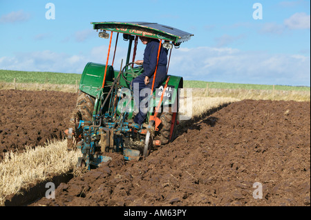 Traktor Pflügen bei den 2007 schottischen Pflügen Championships statt wesentlich Farm, Balmullo, St Andrews, Fife, Schottland, UK Stockfoto