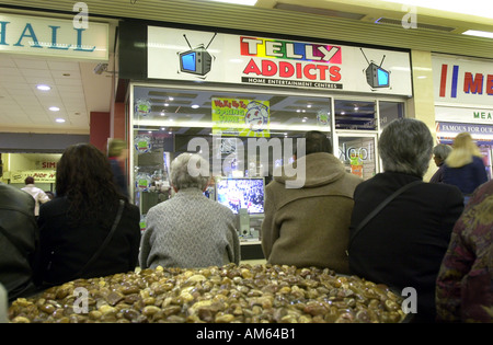 Shopper sitzen und beobachten Sie das Begräbnis der Königin-Mutter in das Arndale Centre Luton UK Stockfoto