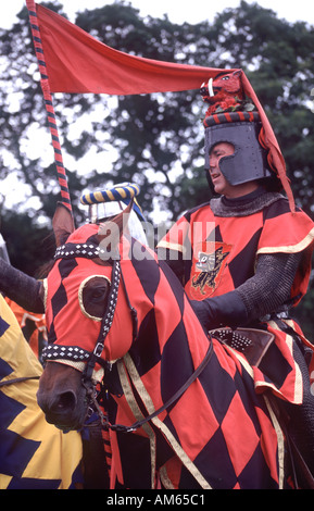 Mittelalterliches Ritterturnier re Enactment Ritter auf einem Pferd im Caerlaverock Castle in der Nähe von Dumfries Schottland, Vereinigtes Königreich Stockfoto