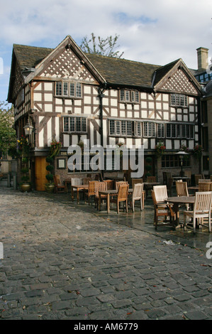 Die alte Wellington Inn, Manchester. Auch als The Shambles bekannt. Die Kneipe hat zweimal verschoben wurde. Einmal war es, wenn der shambles Einkaufszentrum gebaut wurde, und dann nach dem Bombenanschlag der IRA und der Wiederaufbau von Manchester der Pub war an seinen aktuellen Standort in der Nähe der Kathedrale verschoben Stockfoto