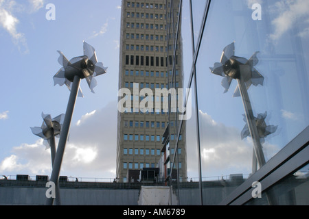 Windmühlen außerhalb Selfridges Exchange Square in Manchester Stockfoto