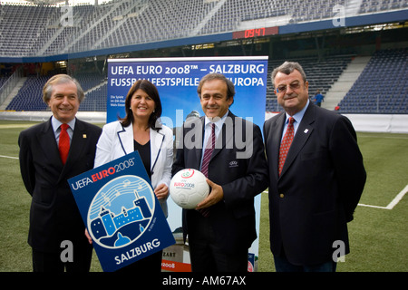 Friedrich Stickler (OeFB Präsident), ("Land Kopf Frau") Landeshauptfrau Gabi Burgstaller, Michel Platini (UEFA-Präsident), Stockfoto