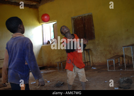 Zwei äthiopische Jungen spielen mit einem Ballon in ihrem Klassenzimmer, Kilenso Mokonisa, Äthiopien Stockfoto