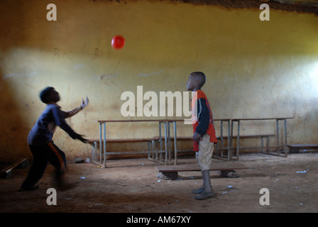 Zwei äthiopische Jungen spielen mit einem Ballon in ihrem Klassenzimmer, Kilenso Mokonisa, Äthiopien Stockfoto