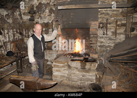 Hufschmied in historischen Werkstatt demonstriert sein Handwerk, Nordirland Ulster American Bühne, Omagh Co Tyrone Stockfoto