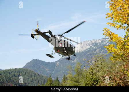 Militärische Hubschrauber landen, Pillersee Tirol Österreich wird vorbereitet Stockfoto