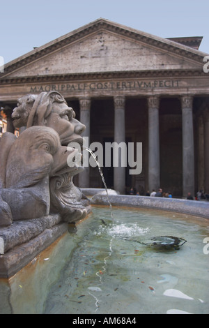 Detail eines Brunnens in der Nähe des Pantheon. Piazza Della Rotonda, Rom, Latium, Italien. Stockfoto