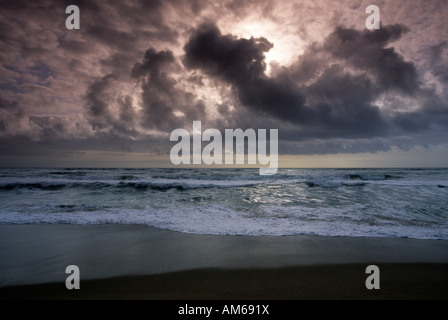 Stürmischer Sonnenuntergang am Pomponio State Beach, Kalifornien, USA Stockfoto