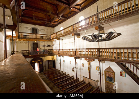 Das Innere der kleinen Aïnhoa baskischen Kirche (Frankreich). Intérieur De La petite Église du Dorf baskischen d'Aïnhoa (Frankreich). Stockfoto