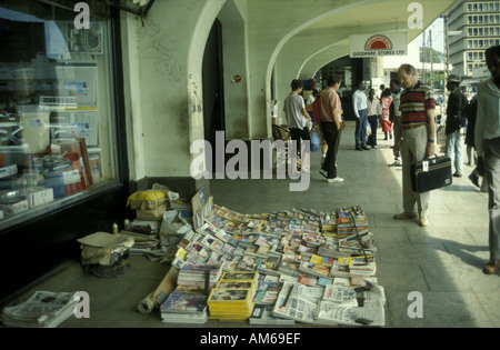 Zeitschriften und Zeitungen zum Verkauf auf dem Bürgersteig am Haupteingang der City Market Stockfoto