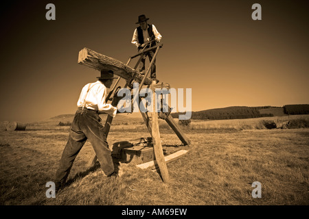 Grube Waldarbeiter bei der Arbeit (Puy-de-Dôme - Frankreich). Scieurs de lange in Aktion (Puy-de-Dôme 63 - Frankreich). Stockfoto