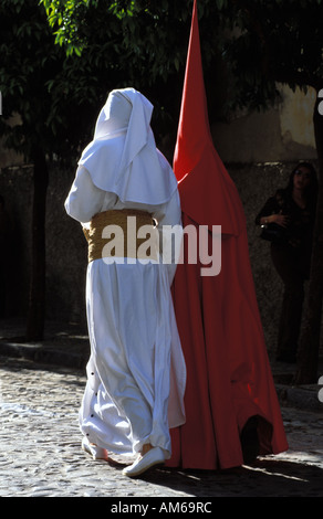 Jerez De La Frontera während der Heiligen Woche der östlichen mit Kapuze Büßer sind Fuß in den Straßen ihrer Bruderschaft beitreten Stockfoto