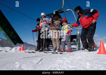 Massive Anwesenheit der Skifahrer zum Skigebiet La Molina in La Cerdnaya. Catalunya, Katalonien, Spanien. Stockfoto