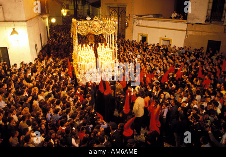 Jerez De La Frontera während der Heiligen Woche Ost-mit Kapuze Prozession trägt die Statue der Heiligen Maria Stockfoto