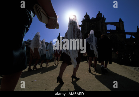 Jerez De La Frontera Frauen in traditioneller Tracht auf der Treppe der Kathedrale bei einem Umzug Stockfoto