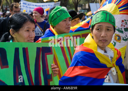 "Save Tibet" Demonstranten anlässlich der APEC-Gipfel in Sydney. Protest; Menge; Demonstranten; Plakate; Tibetische Flagge; Fahnen; Tibeter Stockfoto