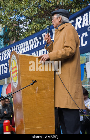 Vietnamesischer Dichter Thien Nguyen Chi hält eine Rede auf einer Protestkundgebung gegen die vietnamesische und chinesische Regierungen. Stockfoto