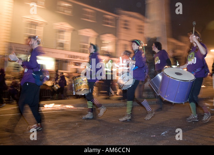 Schlagzeuger der Band und Prozession bei Lewes Fire Festival Sussex UK Europe Stockfoto