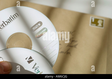 Zwei verbatime CD-Computer-Daten-Discs werden in einen Umschlag gelegt. Stockfoto