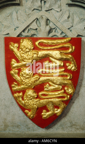 Drei 3 Löwen heraldischen Schild rot gold Wappen englischer Heraldik mittelalterliche Geschichte historische vergoldeten vergoldete Löwen England UK Stockfoto