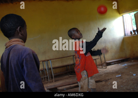 Zwei äthiopische Jungen spielen mit einem Ballon in ihrem Klassenzimmer, Kilenso Mokonisa, Äthiopien Stockfoto