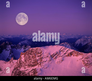 Blick von der Zugspitze, Vollmond über die Lechtaler Alpen, Dämmerung, Wettersteingebirge, Tirol, Österreich Stockfoto