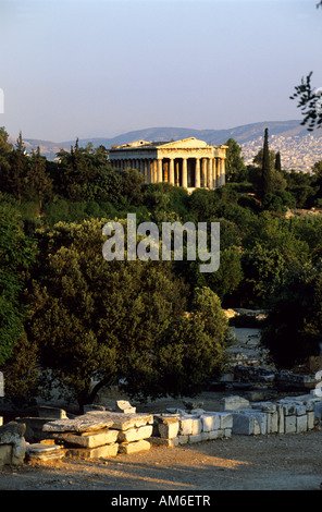 Griechenland, Athen, die Theseion (5. Jahrhundert v. Chr. dorische Tempel) und der Agora im Vordergrund Stockfoto