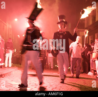 Brennende Fackeln und Prozession bei Lewes Fire Festival Sussex UK Europe Stockfoto