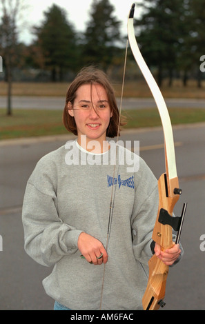 Mädchen 14 Jahre mit Bogenschützen Bogen auf Gemeinschaft Jugend center Rückzug. Camp Ripley Minnesota USA Stockfoto