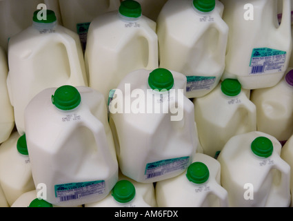 Ein Stapel von Gallone Krügen 1 % Milchfett fettarmer Milch in einem Lebensmittelgeschäft. Stockfoto