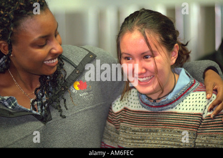 Asiatische und schwarze Freunde Alter von 18 Jahren Abschied am Minneapolis-St. Paul International Airport. Minneapolis Minnesota USA Stockfoto