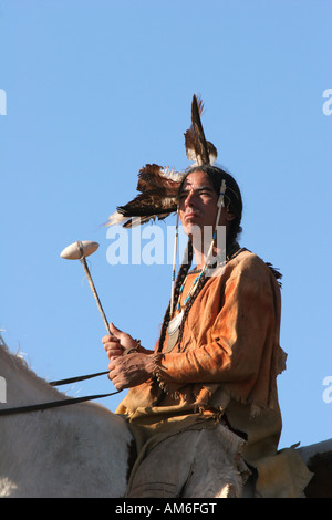 Ein Native American Indian Mann Standortwahl ohne Sattel auf einem Pferd reiten die Prärie mit einer Waffe Stockfoto